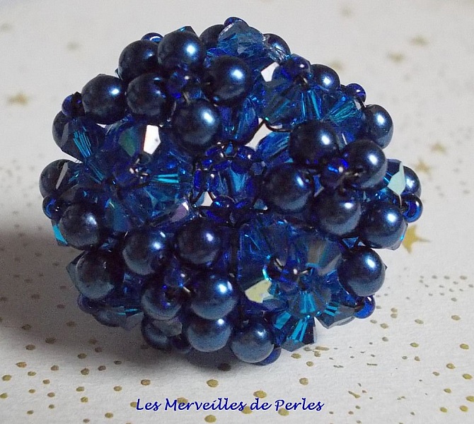 Bague artisanale bleu nuit en perles et cristal Swarovski.