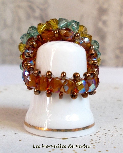 Bague Boutons nacr&eacute;es avec des facettes, des perles nacr&eacute;es et des toupies en cristal de Swarovski