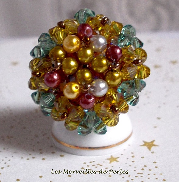 Bague Boutons nacr&eacute;es avec des facettes, des perles nacr&eacute;es et des toupies en cristal de Swarovski