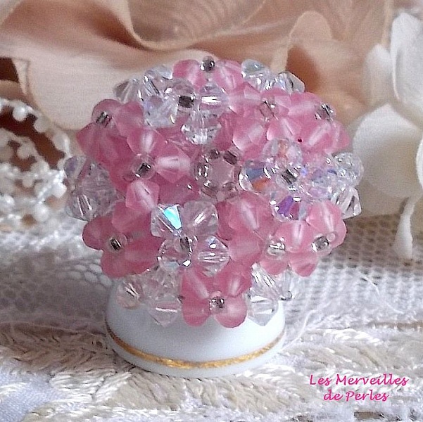 Bague Rose P&eacute;tillante avec des facettes et des toupies en cristal de Swarovski