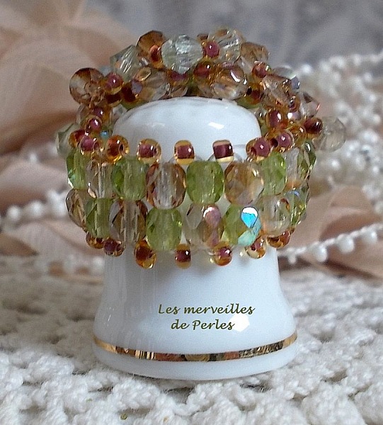 Bague V&eacute;ron&egrave;se avec des facettes, des toupies et une navette en cristal de Swarovski