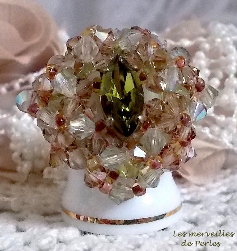 Bague V&eacute;ron&egrave;se avec des facettes, des toupies et une navette en cristal de Swarovski