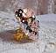 Bague Boh&egrave;me avec cristaux : cabochons, perles rondes, nacr&eacute;es, toupies &agrave; laquelle s&rsquo;ajoute des facettes de boh&egrave;me, rocailles Miyuki , sequins en forme de fleurs sur bague filigran&eacute;e en laiton 