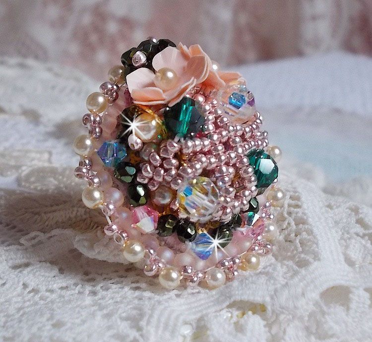 Bague Boh&egrave;me avec cristaux : cabochons, perles rondes, nacr&eacute;es, toupies &agrave; laquelle s&rsquo;ajoute des facettes de boh&egrave;me, rocailles Miyuki , sequins en forme de fleurs sur bague filigran&eacute;e en laiton 
