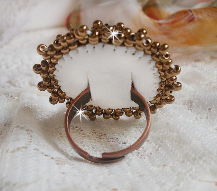 Bague Harmony Ambre brod&eacute;e avec des cristaux de Swarovski et de tr&egrave;s belles perles