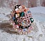 Bague Boh&egrave;me avec cristaux : cabochons, perles rondes, nacr&eacute;es, toupies &agrave; laquelle s&rsquo;ajoute des facettes de boh&egrave;me, rocailles Miyuki , sequins en forme de fleurs sur bague filigran&eacute;e en laiton 