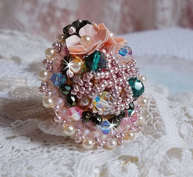 Bague Boh&egrave;me avec cristaux : cabochons, perles rondes, nacr&eacute;es, toupies &agrave; laquelle s&rsquo;ajoute des facettes de boh&egrave;me, rocailles Miyuki , sequins en forme de fleurs sur bague filigran&eacute;e en laiton 