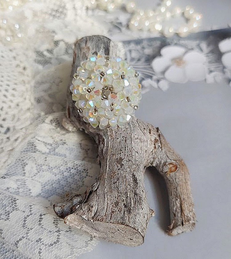 Bague Crystal mont&eacute;e avec facettes de boh&egrave;me en verre, rocailles et perles Cristal Swarovski.