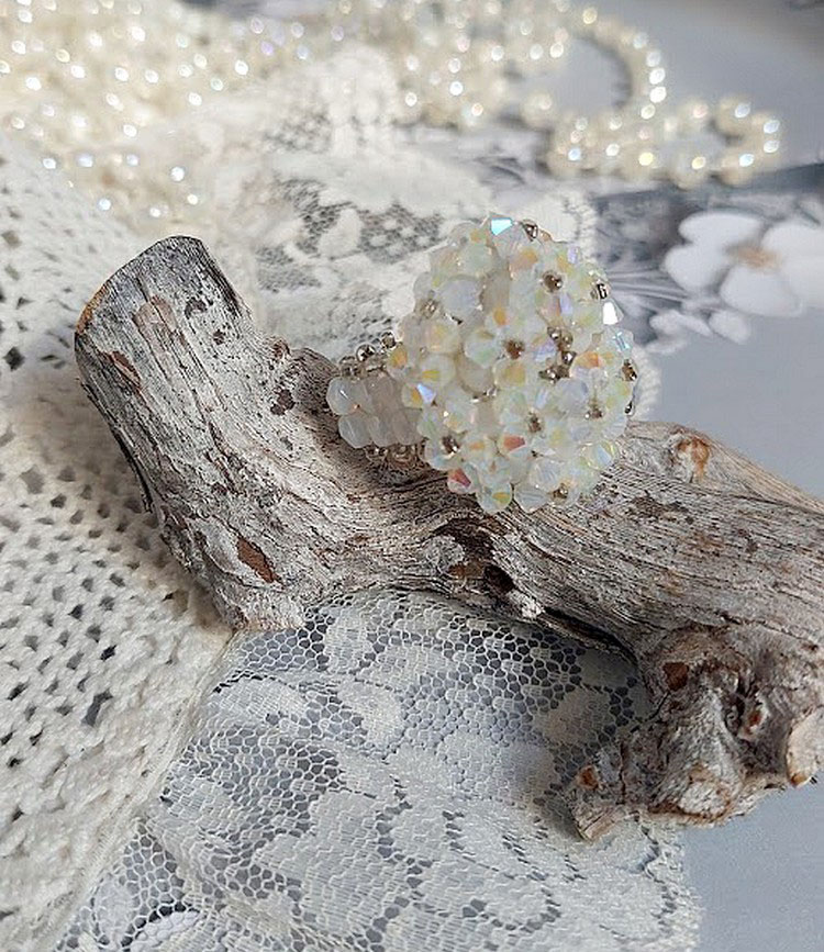 Bague Crystal mont&eacute;e avec facettes de boh&egrave;me en verre, rocailles et perles Cristal Swarovski.