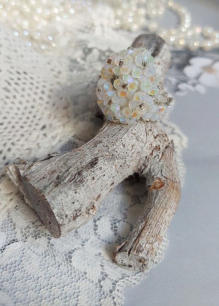 Bague Crystal mont&eacute;e avec facettes de boh&egrave;me en verre, rocailles et perles Cristal Swarovski.