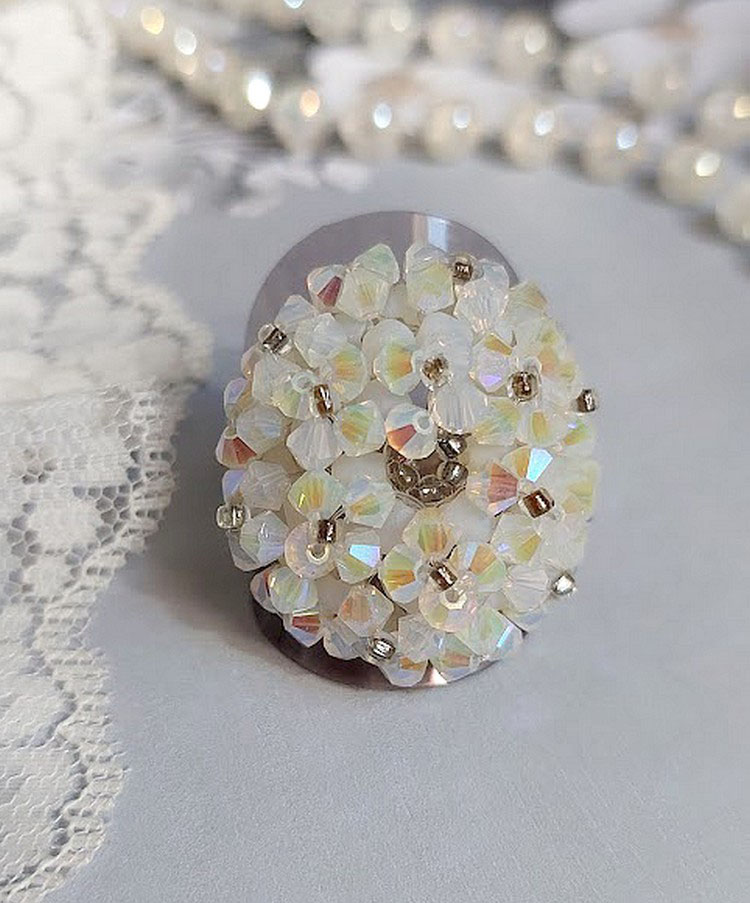 Bague Crystal mont&eacute;e avec facettes de boh&egrave;me en verre, rocailles et perles Cristal Swarovski.