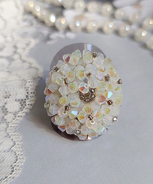 Bague Crystal mont&eacute;e avec facettes de boh&egrave;me en verre, rocailles et perles Cristal Swarovski.