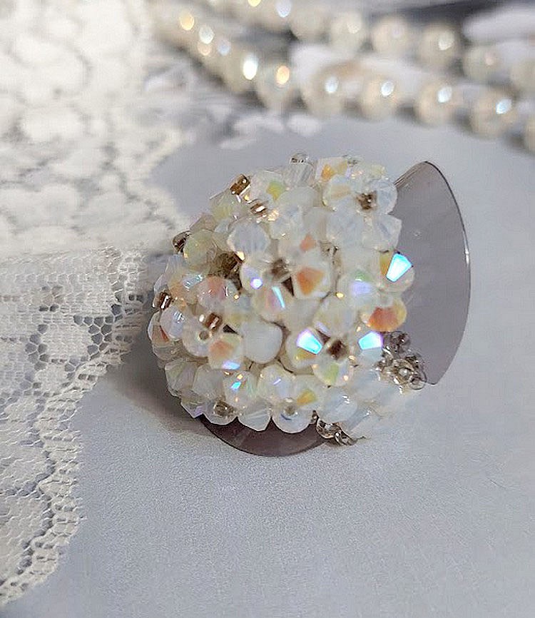 Bague Crystal mont&eacute;e avec facettes de boh&egrave;me en verre, rocailles et perles Cristal Swarovski.