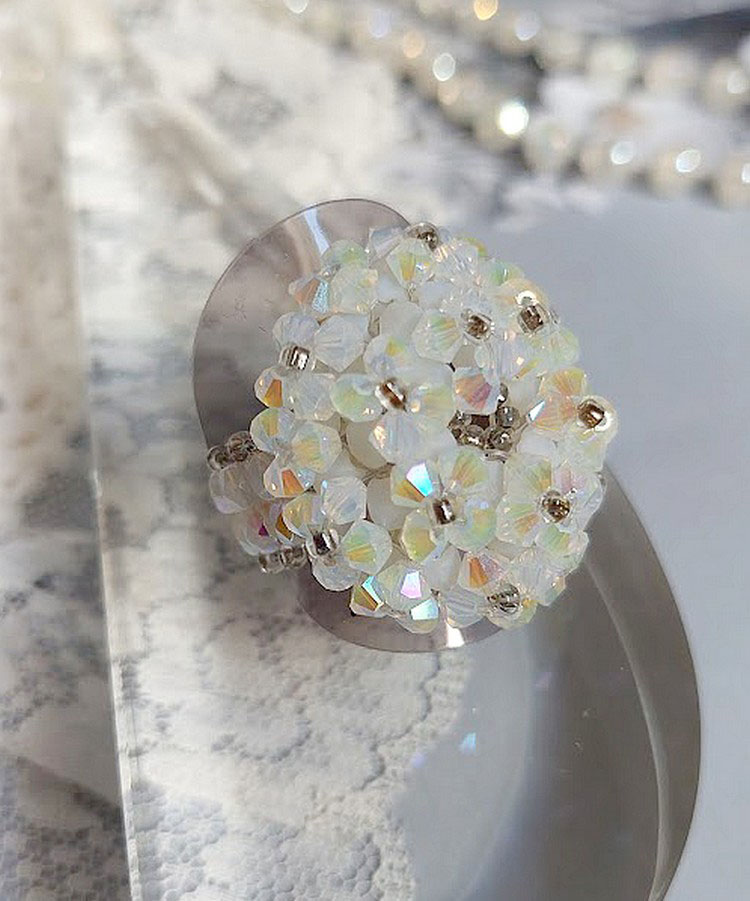 Bague Crystal mont&eacute;e avec facettes de boh&egrave;me en verre, rocailles et perles Cristal Swarovski.