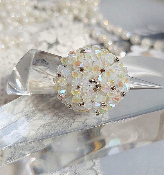 Bague Crystal mont&eacute;e avec facettes de boh&egrave;me en verre, rocailles et perles Cristal Swarovski.