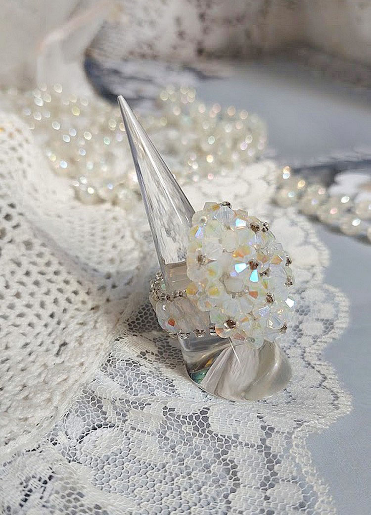 Bague Crystal mont&eacute;e avec facettes de boh&egrave;me en verre, rocailles et perles Cristal Swarovski.