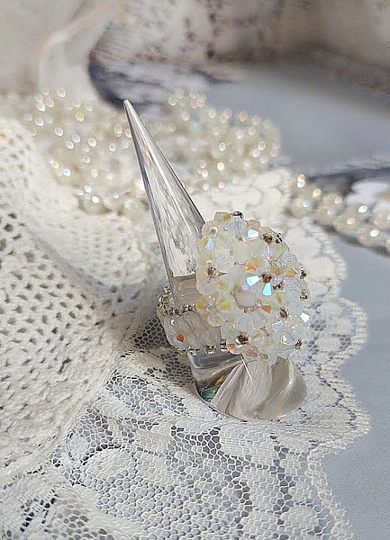 Bague Crystal mont&eacute;e avec facettes de boh&egrave;me en verre, rocailles et perles Cristal Swarovski.