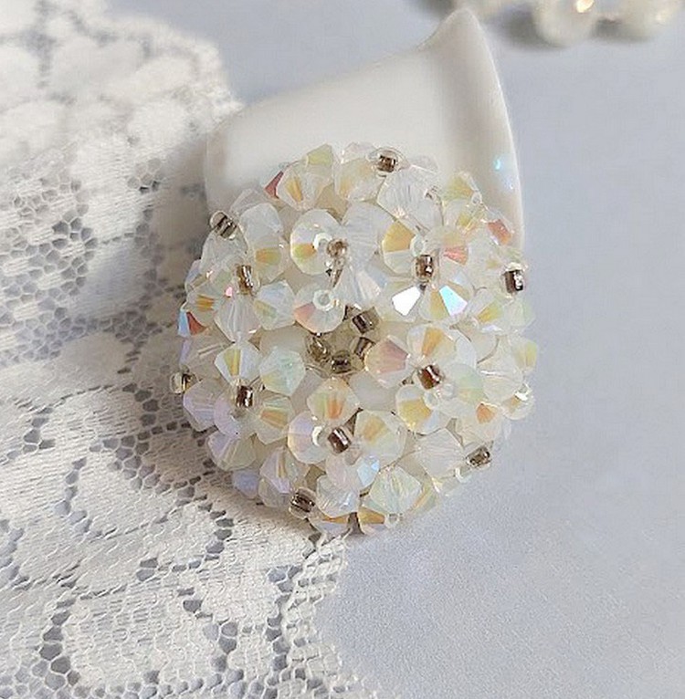 Bague Crystal mont&eacute;e avec facettes de boh&egrave;me en verre, rocailles et perles Cristal Swarovski.