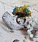 Bague C&eacute;zanne mont&eacute;e avec des petites fleurs lucites peintes &agrave; la main &agrave; laquelle s&rsquo;ajoute des feuilles, cristaux, perles, &eacute;tamines, grosses rocailles, perles nacr&eacute;es et m&eacute;tal sur une bague en Laiton