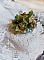 Bague C&eacute;zanne mont&eacute;e avec des petites fleurs lucites peintes &agrave; la main &agrave; laquelle s&rsquo;ajoute des feuilles, cristaux, perles, &eacute;tamines, grosses rocailles, perles nacr&eacute;es et m&eacute;tal sur une bague en Laiton