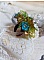 Bague C&eacute;zanne mont&eacute;e avec des petites fleurs lucites peintes &agrave; la main &agrave; laquelle s&rsquo;ajoute des feuilles, cristaux, perles, &eacute;tamines, grosses rocailles, perles nacr&eacute;es et m&eacute;tal sur une bague en Laiton