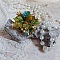 Bague C&eacute;zanne mont&eacute;e avec des petites fleurs lucites peintes &agrave; la main &agrave; laquelle s&rsquo;ajoute des feuilles, cristaux, perles, &eacute;tamines, grosses rocailles, perles nacr&eacute;es et m&eacute;tal sur une bague en Laiton