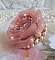 Bague Douceur Poudr&eacute;e brod&eacute;e avec de la dentelle Rose/Saumon &agrave; fleurs, ruban organza et velours Vieux Rose Antique, &eacute;tamines, perles rondes nacr&eacute;es Rose P&ecirc;che et rocailles sur une bague en Laiton