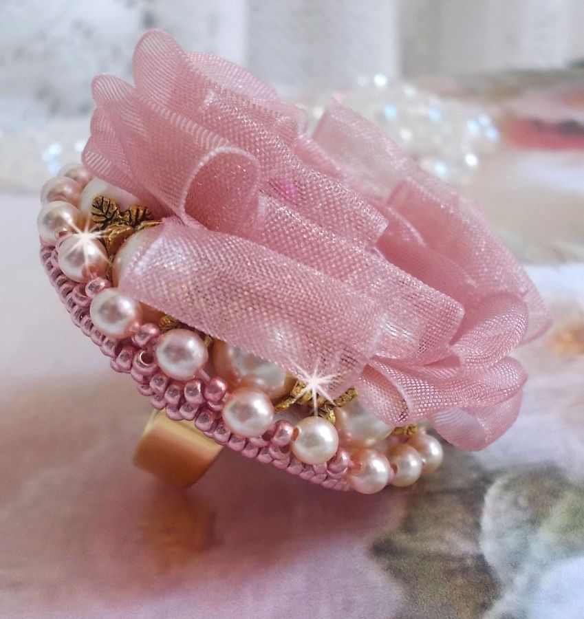 Bague Douceur Poudr&eacute;e brod&eacute;e avec de la dentelle Rose/Saumon &agrave; fleurs, ruban organza et velours Vieux Rose Antique, &eacute;tamines, perles rondes nacr&eacute;es Rose P&ecirc;che et rocailles sur une bague en Laiton