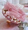 Bague Douceur Poudr&eacute;e brod&eacute;e avec de la dentelle Rose/Saumon &agrave; fleurs, ruban organza et velours Vieux Rose Antique, &eacute;tamines, perles rondes nacr&eacute;es Rose P&ecirc;che et rocailles sur une bague en Laiton