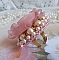 Bague Douceur Poudr&eacute;e brod&eacute;e avec de la dentelle Rose/Saumon &agrave; fleurs, ruban organza et velours Vieux Rose Antique, &eacute;tamines, perles rondes nacr&eacute;es Rose P&ecirc;che et rocailles sur une bague en Laiton
