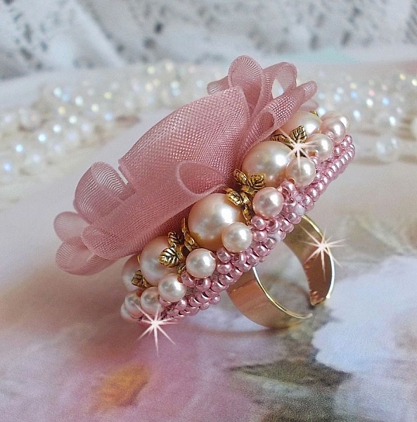 Bague Douceur Poudr&eacute;e brod&eacute;e avec de la dentelle Rose/Saumon &agrave; fleurs, ruban organza et velours Vieux Rose Antique, &eacute;tamines, perles rondes nacr&eacute;es Rose P&ecirc;che et rocailles sur une bague en Laiton