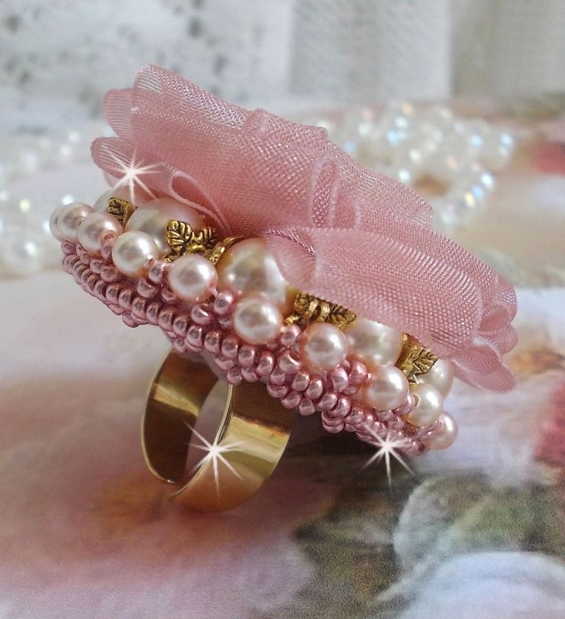 Bague Douceur Poudr&eacute;e brod&eacute;e avec de la dentelle Rose/Saumon &agrave; fleurs, ruban organza et velours Vieux Rose Antique, &eacute;tamines, perles rondes nacr&eacute;es Rose P&ecirc;che et rocailles sur une bague en Laiton