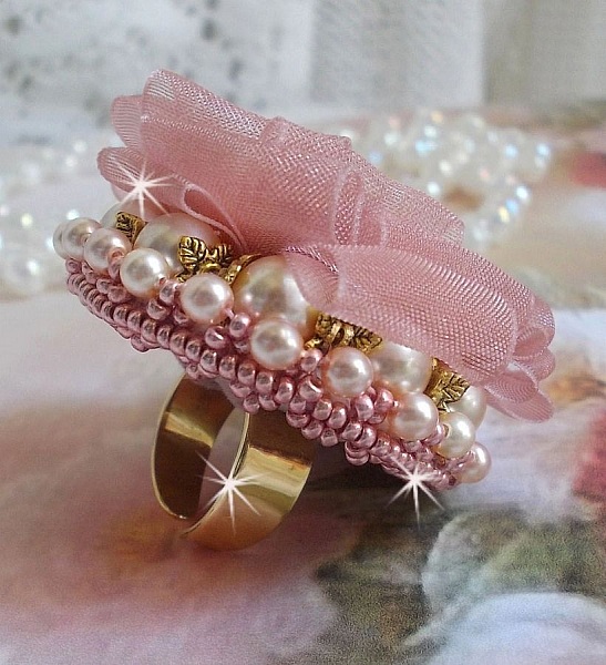 Bague Douceur Poudr&eacute;e brod&eacute;e avec de la dentelle Rose/Saumon &agrave; fleurs, ruban organza et velours Vieux Rose Antique, &eacute;tamines, perles rondes nacr&eacute;es Rose P&ecirc;che et rocailles sur une bague en Laiton