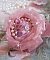 Bague Douceur Poudr&eacute;e brod&eacute;e avec de la dentelle Rose/Saumon &agrave; fleurs, ruban organza et velours Vieux Rose Antique, &eacute;tamines, perles rondes nacr&eacute;es Rose P&ecirc;che et rocailles sur une bague en Laiton