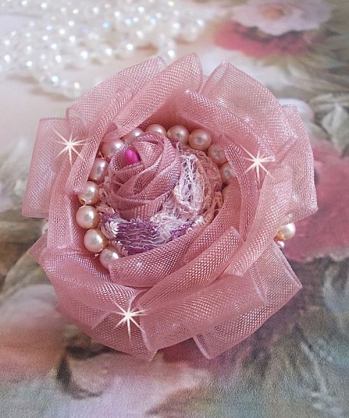 Bague Douceur Poudr&eacute;e brod&eacute;e avec de la dentelle Rose/Saumon &agrave; fleurs, ruban organza et velours Vieux Rose Antique, &eacute;tamines, perles rondes nacr&eacute;es Rose P&ecirc;che et rocailles sur une bague en Laiton