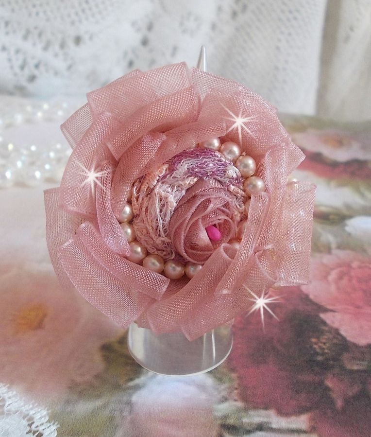 Bague Douceur Poudr&eacute;e brod&eacute;e avec de la dentelle Rose/Saumon &agrave; fleurs, ruban organza et velours Vieux Rose Antique, &eacute;tamines, perles rondes nacr&eacute;es Rose P&ecirc;che et rocailles sur une bague en Laiton