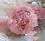 Bague Douceur Poudr&eacute;e brod&eacute;e avec de la dentelle Rose/Saumon &agrave; fleurs, ruban organza et velours Vieux Rose Antique, &eacute;tamines, perles rondes nacr&eacute;es Rose P&ecirc;che et rocailles sur une bague en Laiton