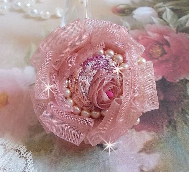 Bague Douceur Poudr&eacute;e brod&eacute;e avec de la dentelle Rose/Saumon &agrave; fleurs, ruban organza et velours Vieux Rose Antique, &eacute;tamines, perles rondes nacr&eacute;es Rose P&ecirc;che et rocailles sur une bague en Laiton