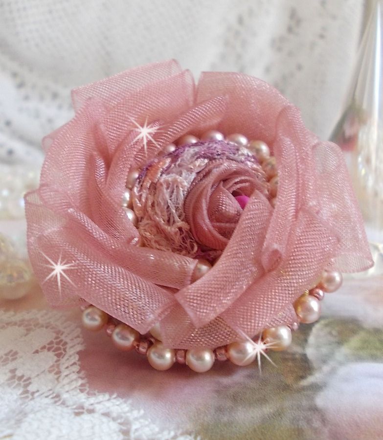 Bague Douceur Poudr&eacute;e brod&eacute;e avec de la dentelle Rose/Saumon &agrave; fleurs, ruban organza et velours Vieux Rose Antique, &eacute;tamines, perles rondes nacr&eacute;es Rose P&ecirc;che et rocailles sur une bague en Laiton