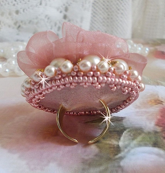 Bague Douceur Poudr&eacute;e brod&eacute;e avec de la dentelle Rose/Saumon &agrave; fleurs, ruban organza et velours Vieux Rose Antique, &eacute;tamines, perles rondes nacr&eacute;es Rose P&ecirc;che et rocailles sur une bague en Laiton