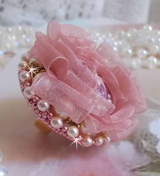 Bague Douceur Poudr&eacute;e brod&eacute;e avec de la dentelle Rose/Saumon &agrave; fleurs, ruban organza et velours Vieux Rose Antique, &eacute;tamines, perles rondes nacr&eacute;es Rose P&ecirc;che et rocailles sur une bague en Laiton
