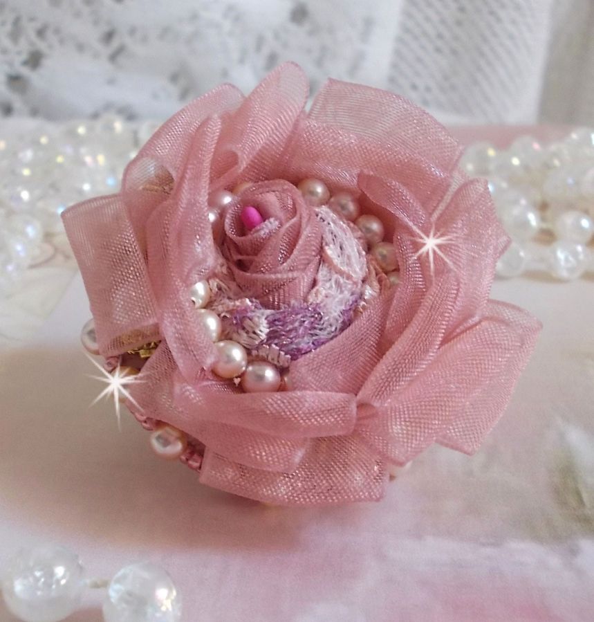 Bague Douceur Poudr&eacute;e brod&eacute;e avec de la dentelle Rose/Saumon &agrave; fleurs, ruban organza et velours Vieux Rose Antique, &eacute;tamines, perles rondes nacr&eacute;es Rose P&ecirc;che et rocailles sur une bague en Laiton