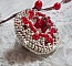 Bague Drigon Red brod&eacute;e avec un cabochon carr&eacute; Rouge sur une estampe Argent&eacute;e. Orn&eacute;e de chatons en Cristal puis model&eacute;e avec des rocailles et perles. Le tout est mont&eacute; sur une bague r&eacute;glable argent&eacute;e 