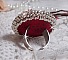 Bague Drigon Red brod&eacute;e avec un cabochon carr&eacute; Rouge sur une estampe Argent&eacute;e. Orn&eacute;e de chatons en Cristal puis model&eacute;e avec des rocailles et perles. Le tout est mont&eacute; sur une bague r&eacute;glable argent&eacute;e 
