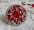 Bague Drigon Red brod&eacute;e avec un cabochon carr&eacute; Rouge sur une estampe Argent&eacute;e. Orn&eacute;e de chatons en Cristal puis model&eacute;e avec des rocailles et perles. Le tout est mont&eacute; sur une bague r&eacute;glable argent&eacute;e 