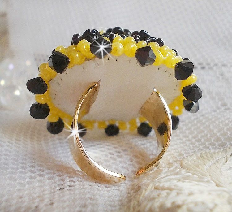Bague Flower brod&eacute;e avec un cabochon rond en Cristal Champagne, coquille estampe Argent&eacute;e, chatons, toupies, facettes en verre de boh&egrave;me, perles rondes nacr&eacute;es et rocailles sur bague en Argent 925 