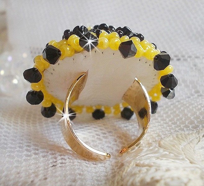 Bague Flower brod&eacute;e avec un cabochon rond en Cristal Champagne, coquille estampe Argent&eacute;e, chatons, toupies, facettes en verre de boh&egrave;me, perles rondes nacr&eacute;es et rocailles sur bague en Argent 925 