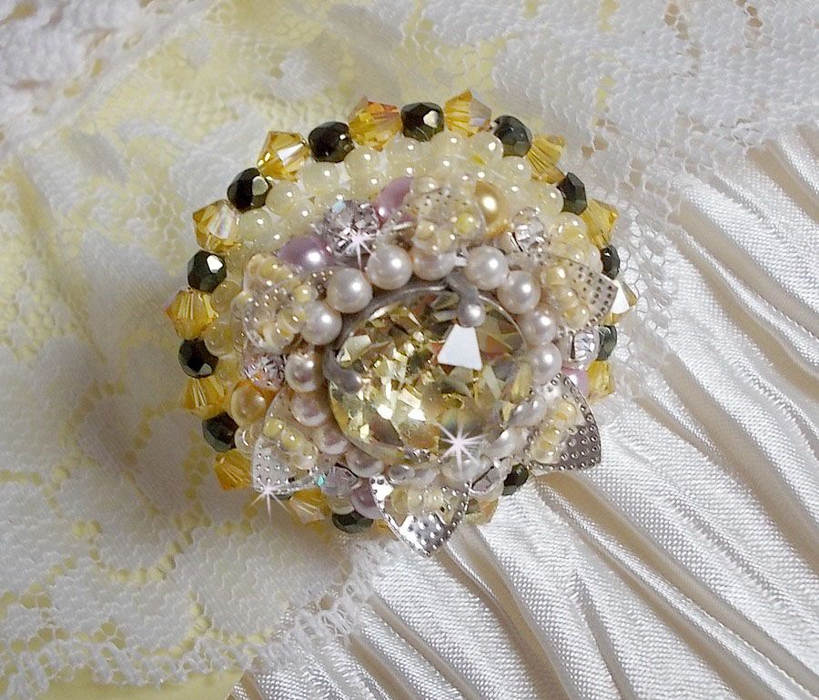 Bague Flower brod&eacute;e avec un cabochon rond en Cristal Champagne, coquille estampe Argent&eacute;e, chatons, toupies, facettes en verre de boh&egrave;me, perles rondes nacr&eacute;es et rocailles sur bague en Argent 925 