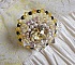 Bague Flower brod&eacute;e avec un cabochon rond en Cristal Champagne, coquille estampe Argent&eacute;e, chatons, toupies, facettes en verre de boh&egrave;me, perles rondes nacr&eacute;es et rocailles sur bague en Argent 925 