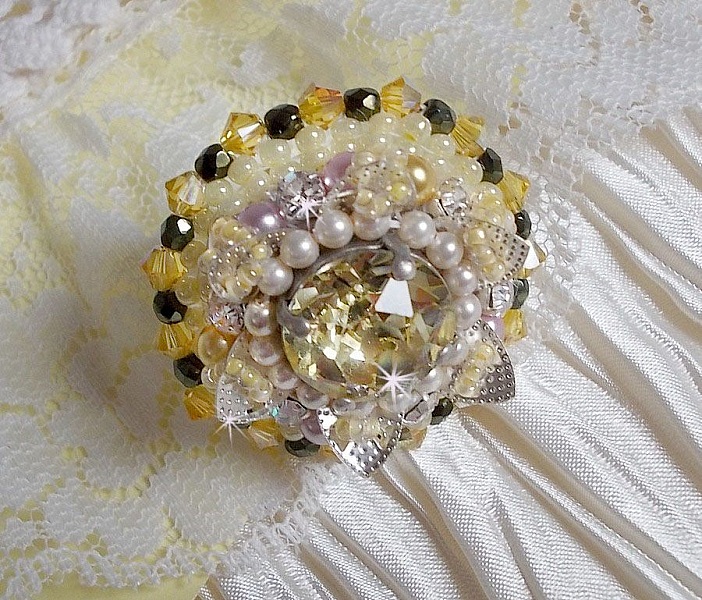 Bague Flower brod&eacute;e avec un cabochon rond en Cristal Champagne, coquille estampe Argent&eacute;e, chatons, toupies, facettes en verre de boh&egrave;me, perles rondes nacr&eacute;es et rocailles sur bague en Argent 925 